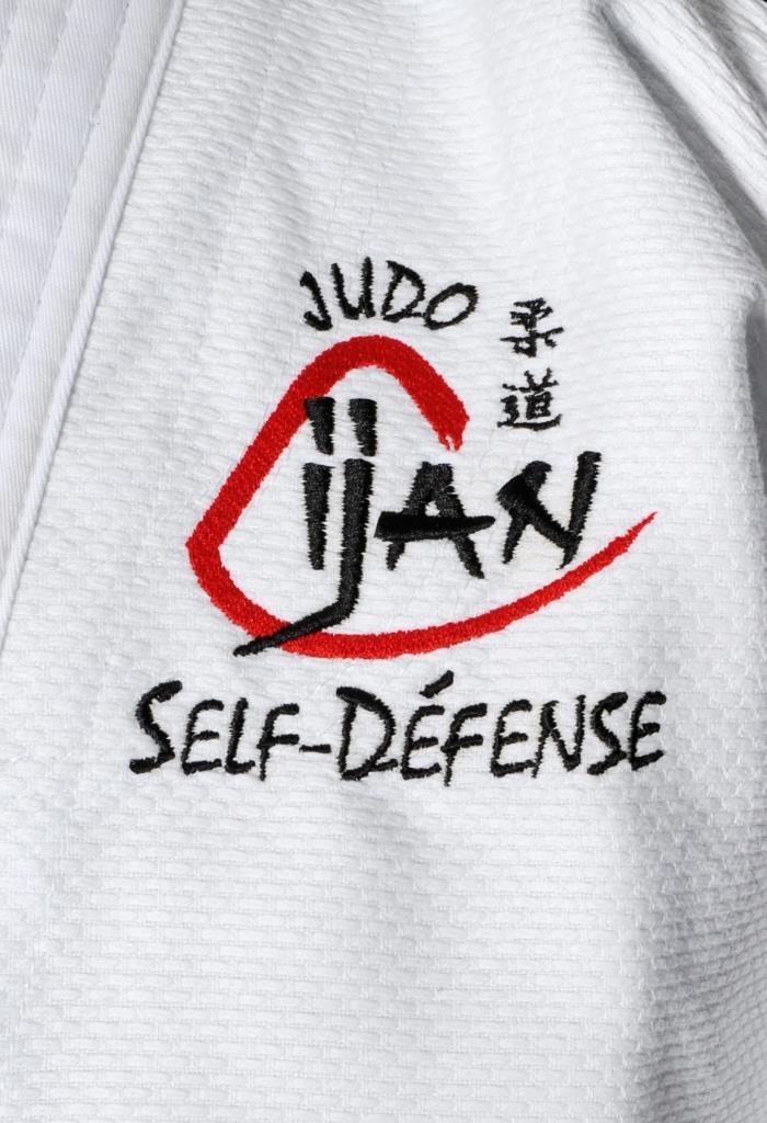 Gros plan sur une veste de judo brodée